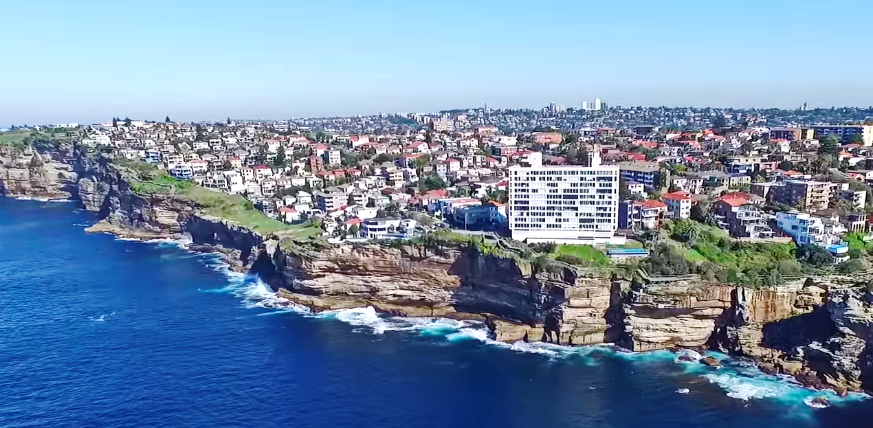 The_cliff-top,_hilly_suburb_of_Dover_Heights_(Sydney,_Australia)