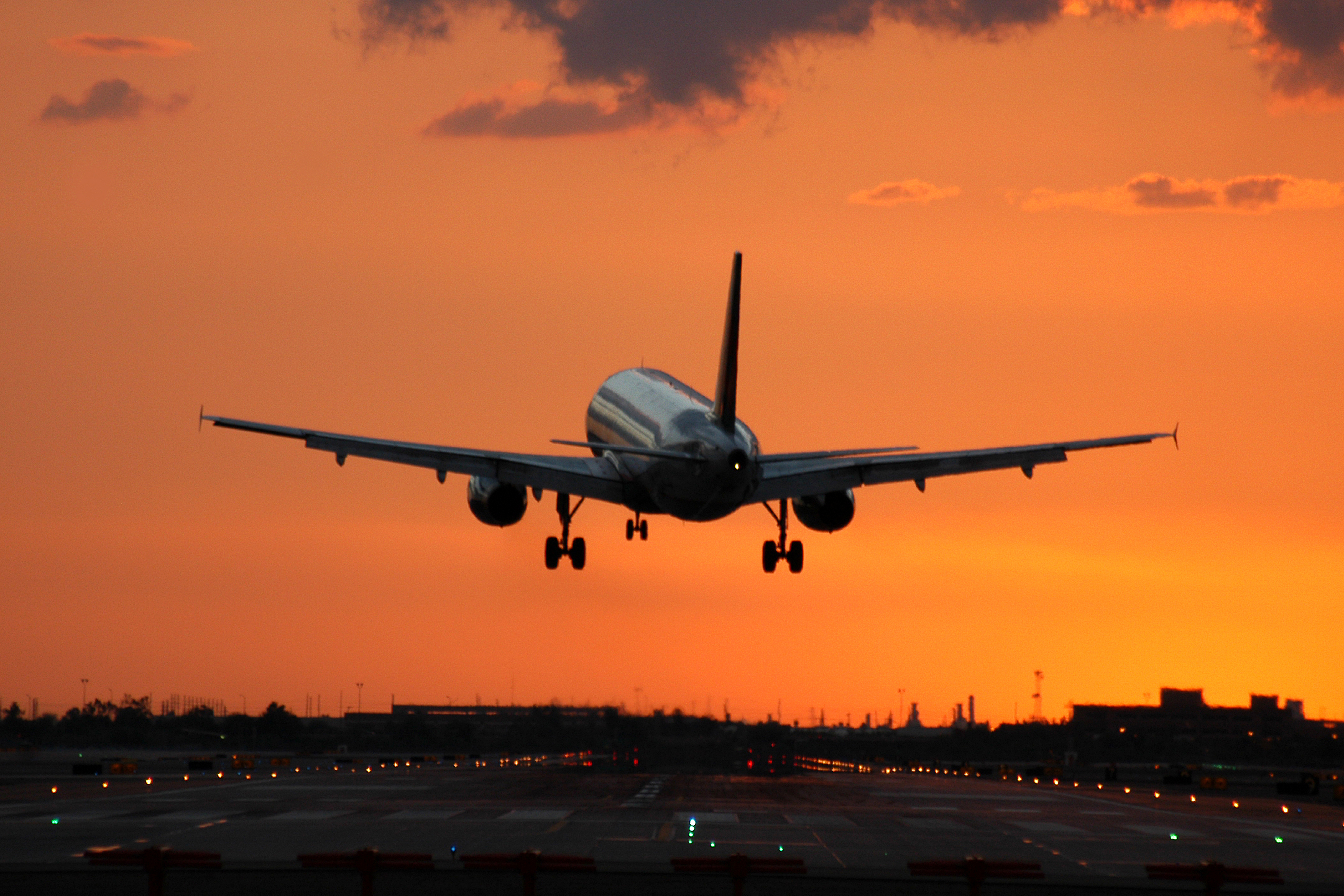 an-america-west-airlines-airbus-touching-down-at-phoenix-during-a-beautiful-sunset_t20_A7Z1Z6