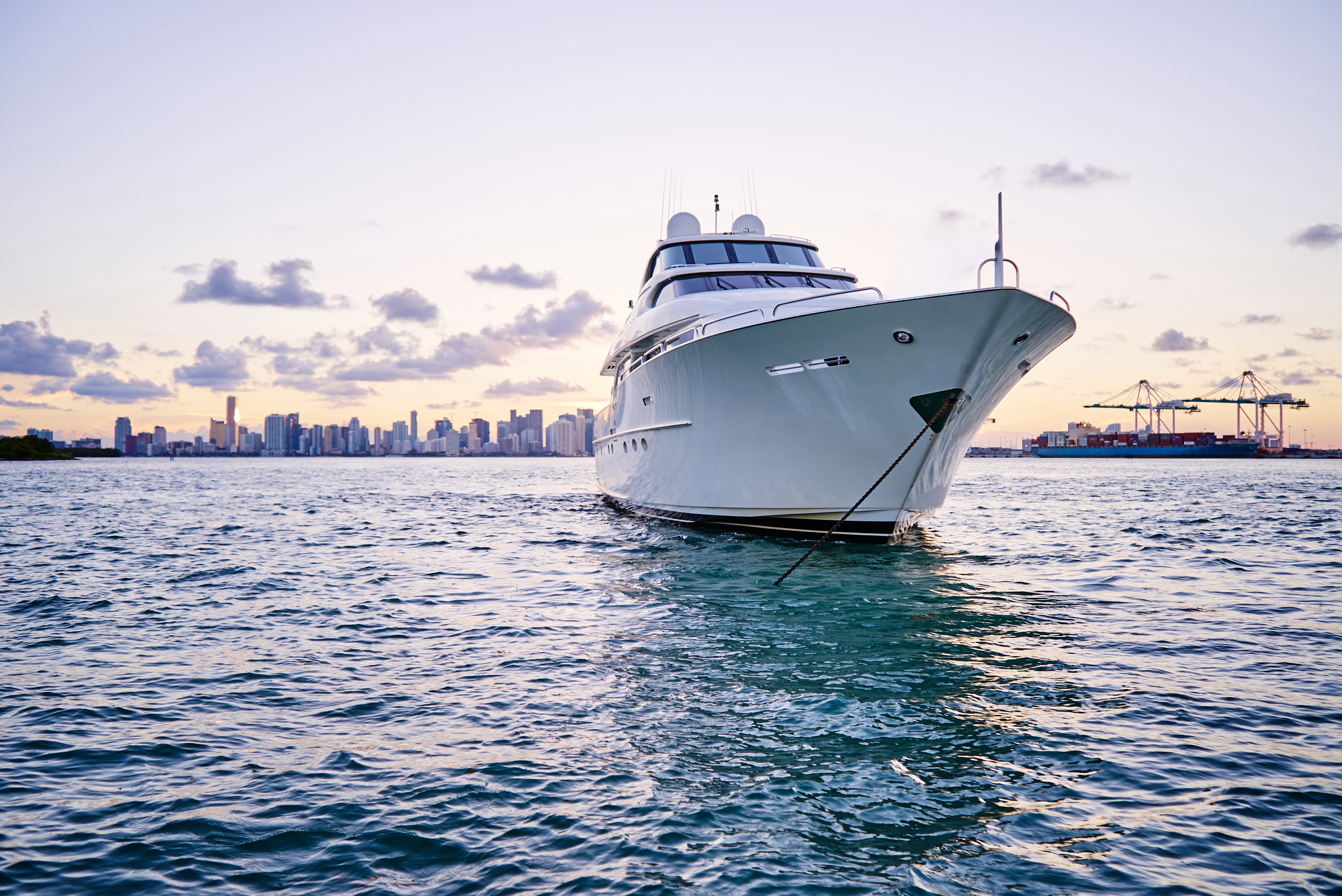 miami-usa-june-16-2015-white-luxury-yacht-in-the-biscayne-bay-with-city-port-background-during-sunset_t20_a74Lox