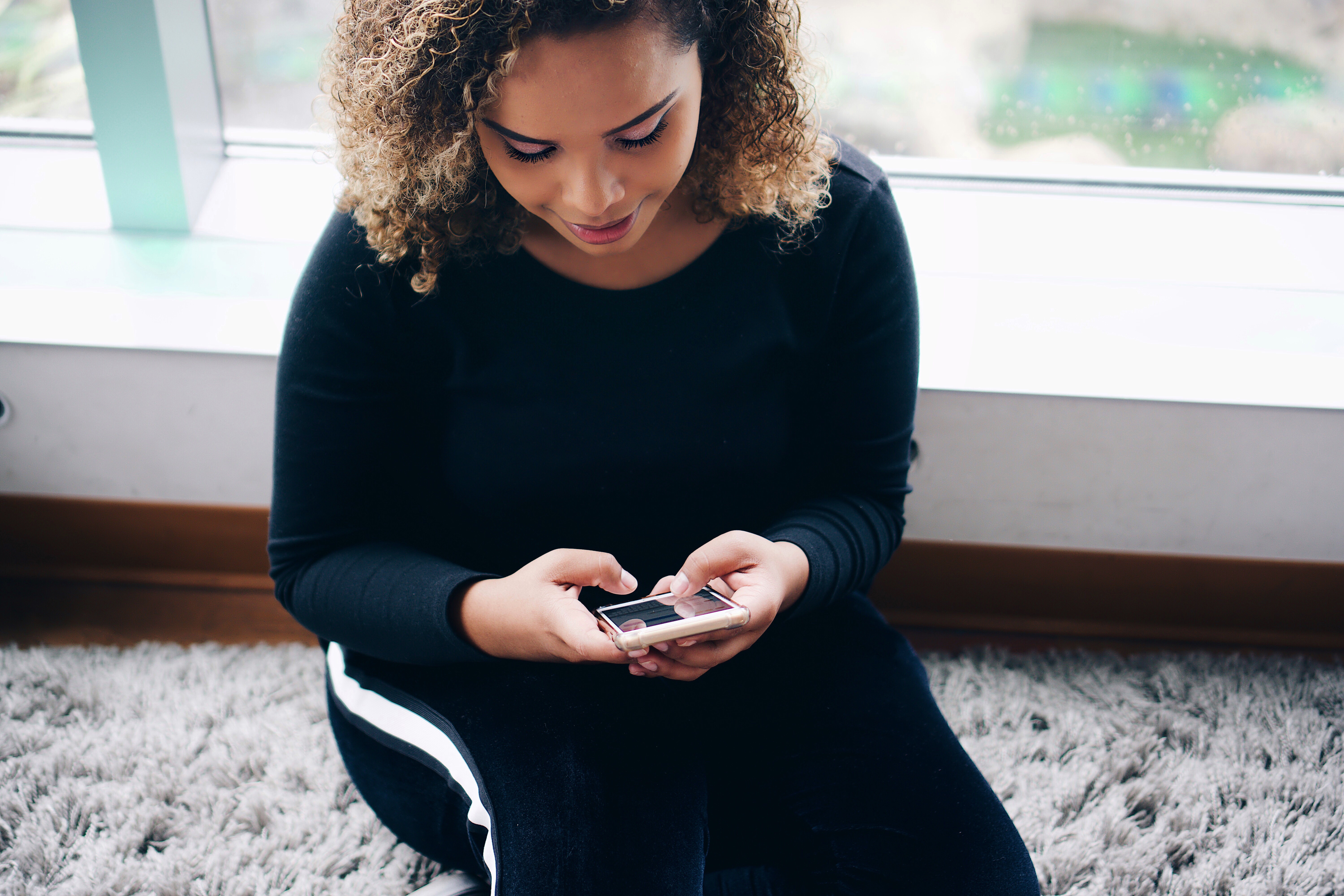 young-woman-using-mobile-phone_t20_nob3v6
